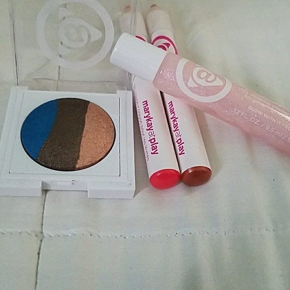 Mary Kay makeup bundle - Picture 3 of 3